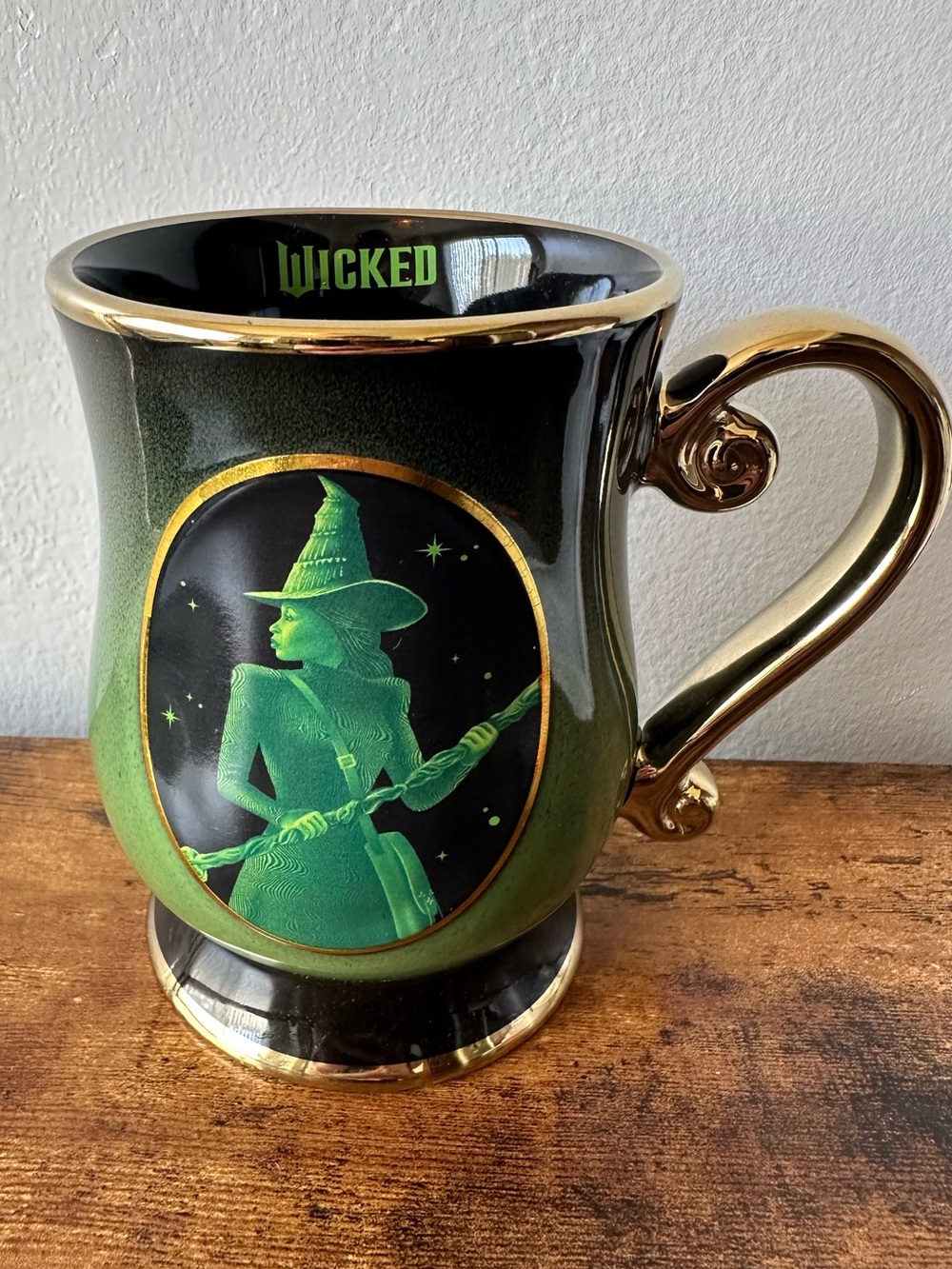 Green Wicked Ceramic Mug with Elphaba Witch Gold-Trim and Handle NWT